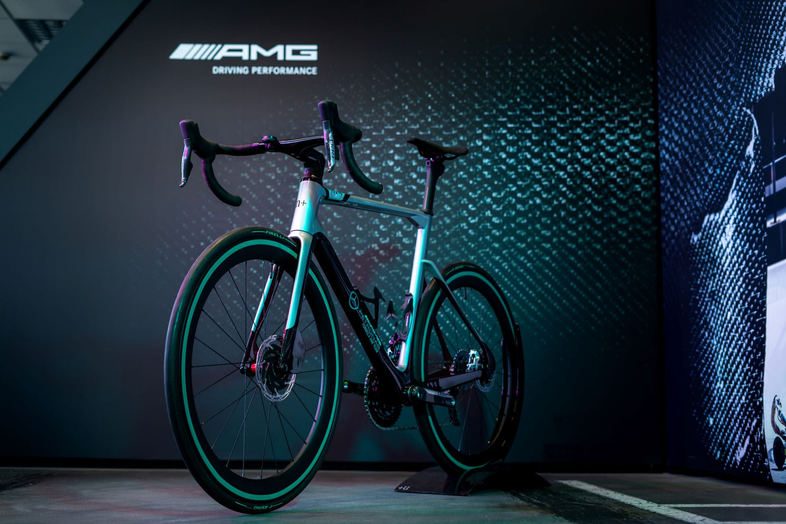 Mercedes-AMG PETRONAS F1® Equipo V13 Edición de carretera